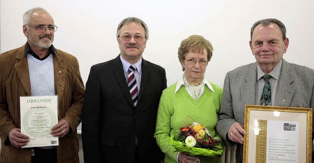 Ehrungen bei der Verkehrswacht: Heinz ... Otto Oberle (rechts) mit seiner Frau   | Foto: Christoph Breithaupt
