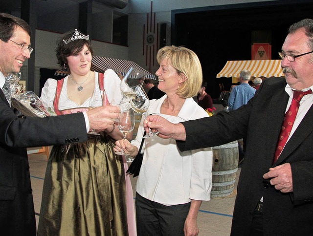 Auf eine gute Weinmesse stieen gester...e-Chef Dietrich Jrger (von links) an.  | Foto: Decoux-KOne