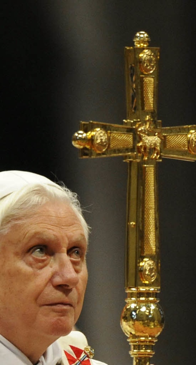 Papst Benedikt XVI. whrend der Neujahrsmesse 2010 im Petersdom    | Foto: dpa