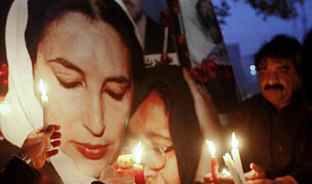 Anhnger Benazir Bhuttos gedenken der Ermordeten.   | Foto: DPA