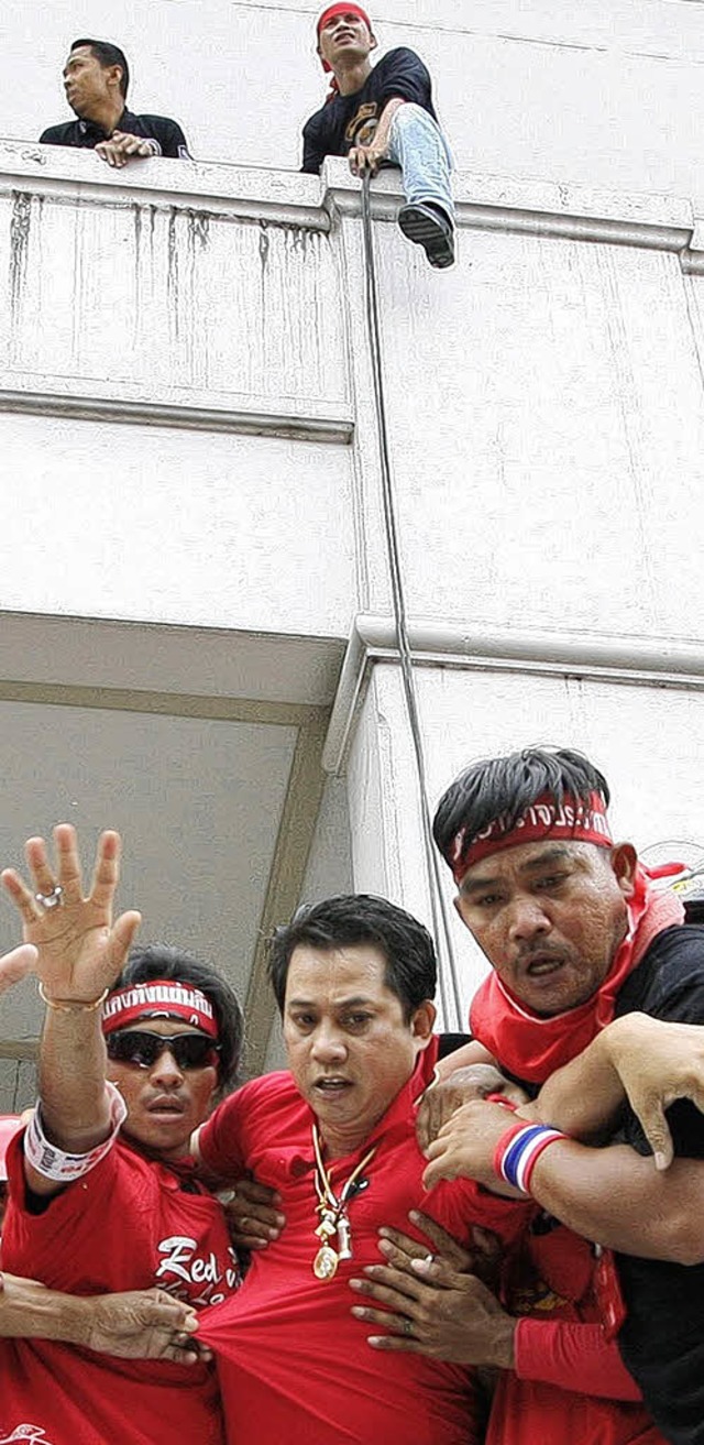 Arisman Pongruangrong (Mitte) bei seiner Flucht   | Foto: DPA