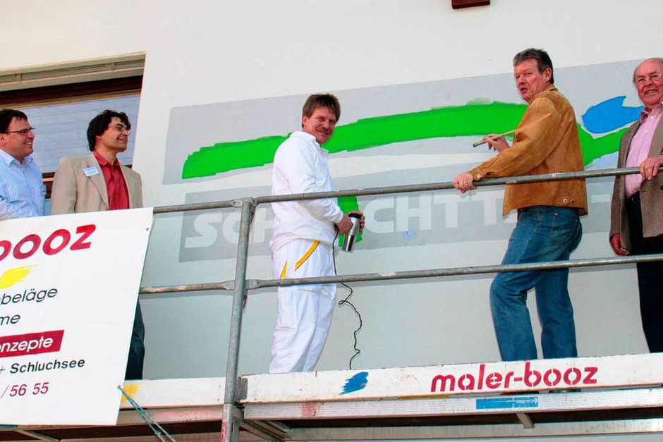 Malermeister Achim Booz hat das Logo der Schlüchttal-Schule in Grafenhausen angebracht. (Foto: Chris Seifried) Malermeister Achim Booz hat das Logo der Schlüchttal-Schule in Grafenhausen angebracht. (Foto: Chris Seifried)