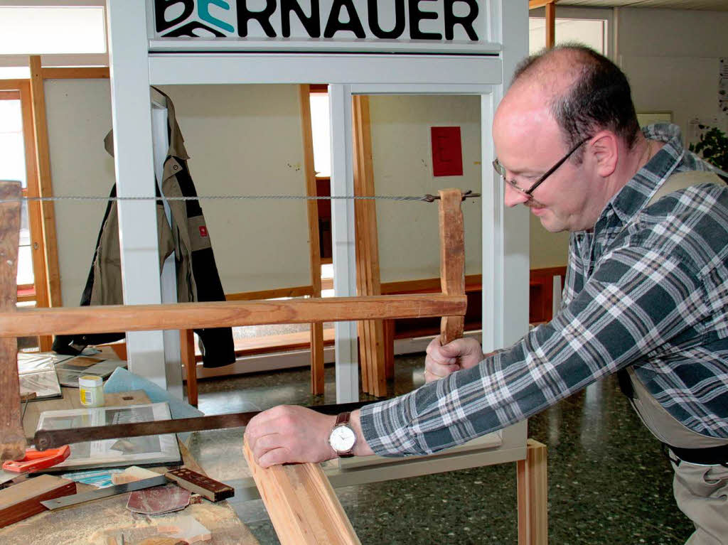 Edgar Bernauer  zeigt Sgetechniken beim Fensterbau.
