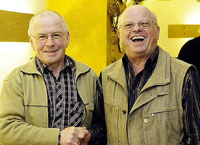 Heini Kopp (rechts) verabschiedet Gnt...weck nach 30 Jahren aus dem Vorstand.   | Foto: W. Knstle