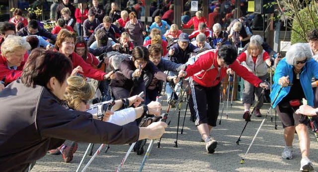 Mit gut gedehnten Muskeln luft es sic...-Walking vor dem Kurhaus von Freiamt.   | Foto: pia grttinger