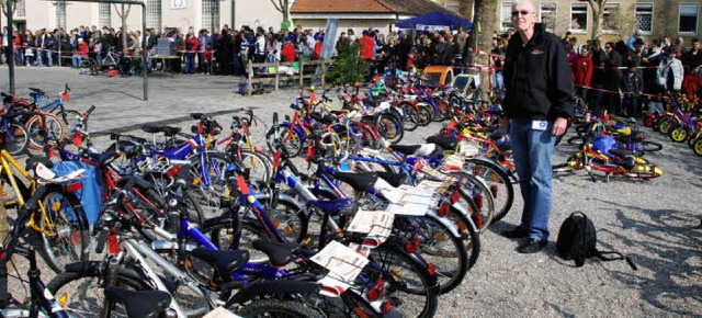 Schon bei der Erffnung der Velobrse standen die Interessenten Schlange.   | Foto: sedlak