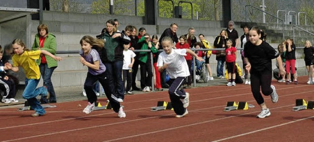 Bei herrlichem Wetter starteten am Son...e  Schlerinnen D beim 50 Meter-Lauf.   | Foto: Heinz Vollmar