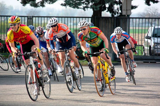 Um die besten Rundenzeiten kmpften am...r bei  Amateurrennen der Eliteklassen.  | Foto: Christine Aniol