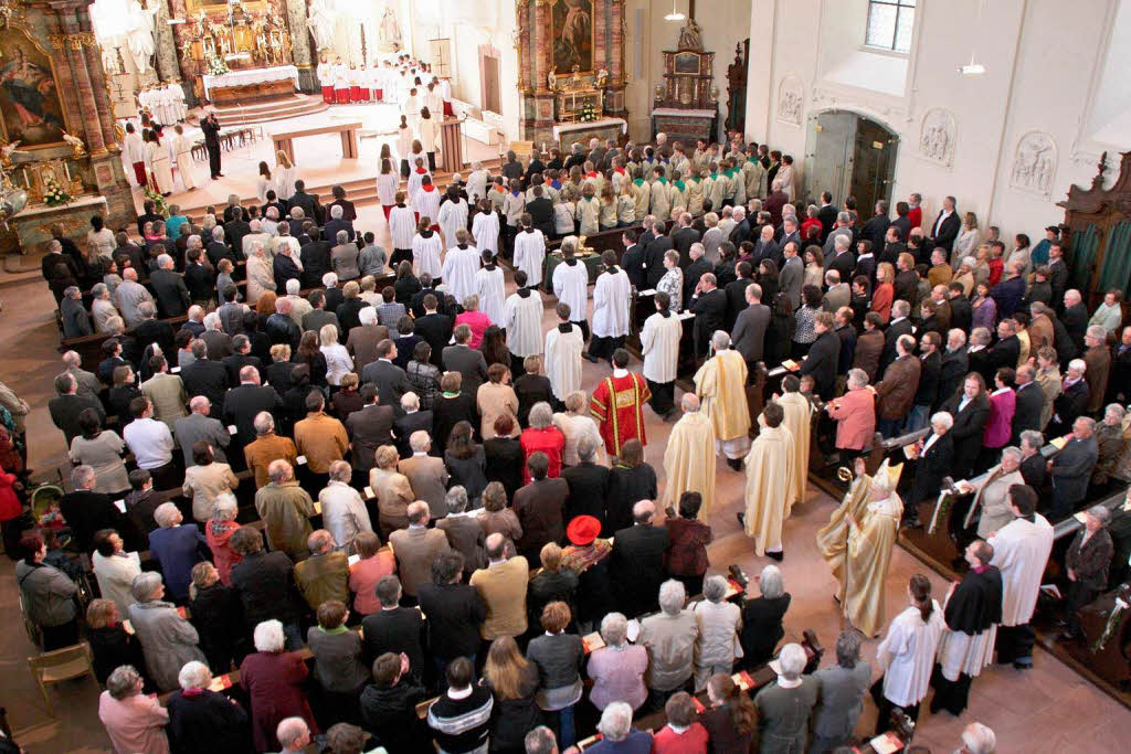 Feierlicher Einzug in die Peterskirche.