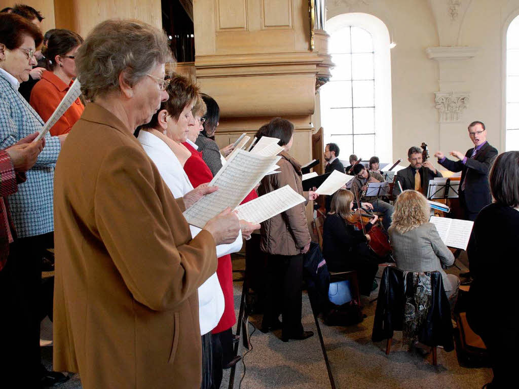 Kirchenchor, Solisten  und Instrumentalisten bieten Auszge aus Mozarts Missa solemnis.