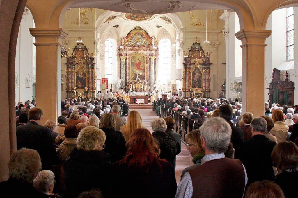 Zahlreiche Glubige mssen mit Stehpltzen vorlieb nehmen beim Festgottesdienst.