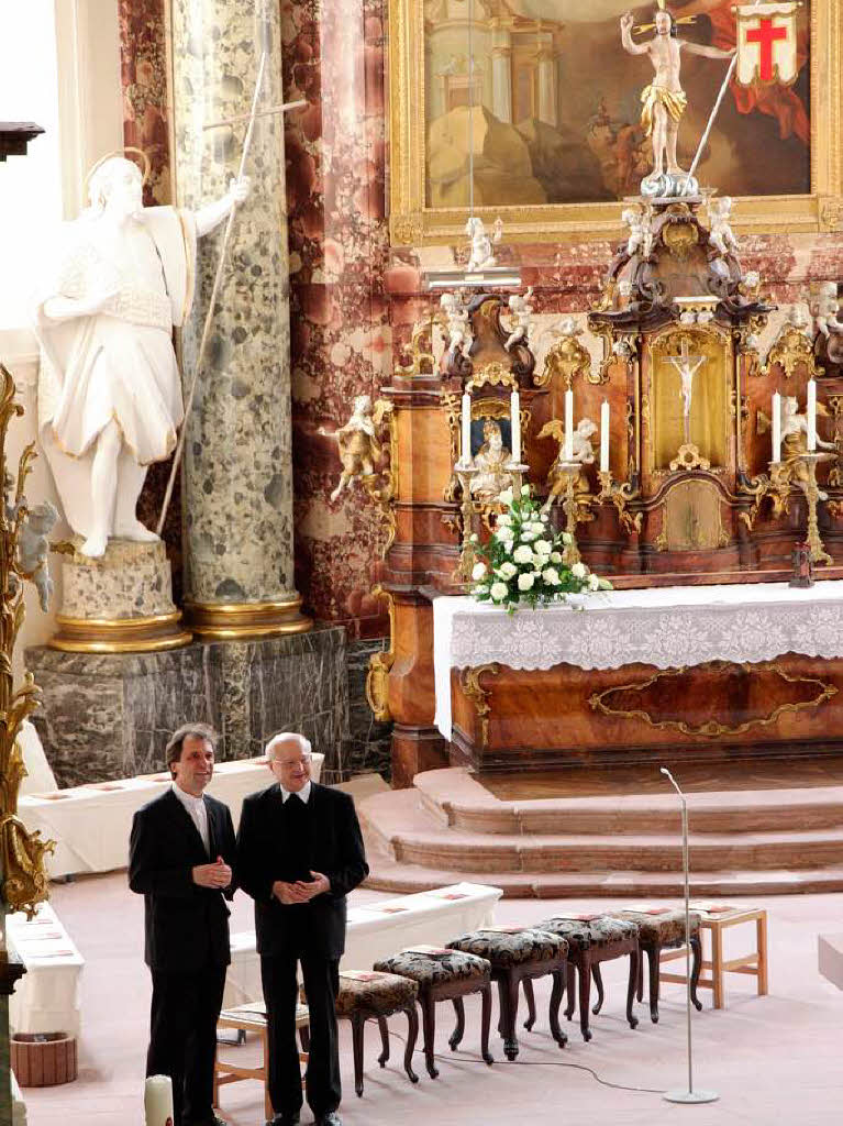 Stadtpfarrer Ekkehard Baumgartner und Erzbischof Robert Zollitsch besichtigen vor dem Gottesdienst die renovierte Peterskirche.