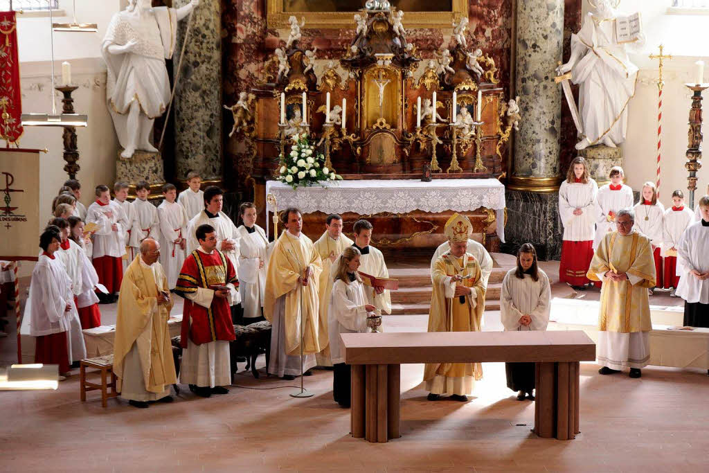 Erzbischof Zollitsch besprengt den neuen Altar mit gesegnetem Wasser