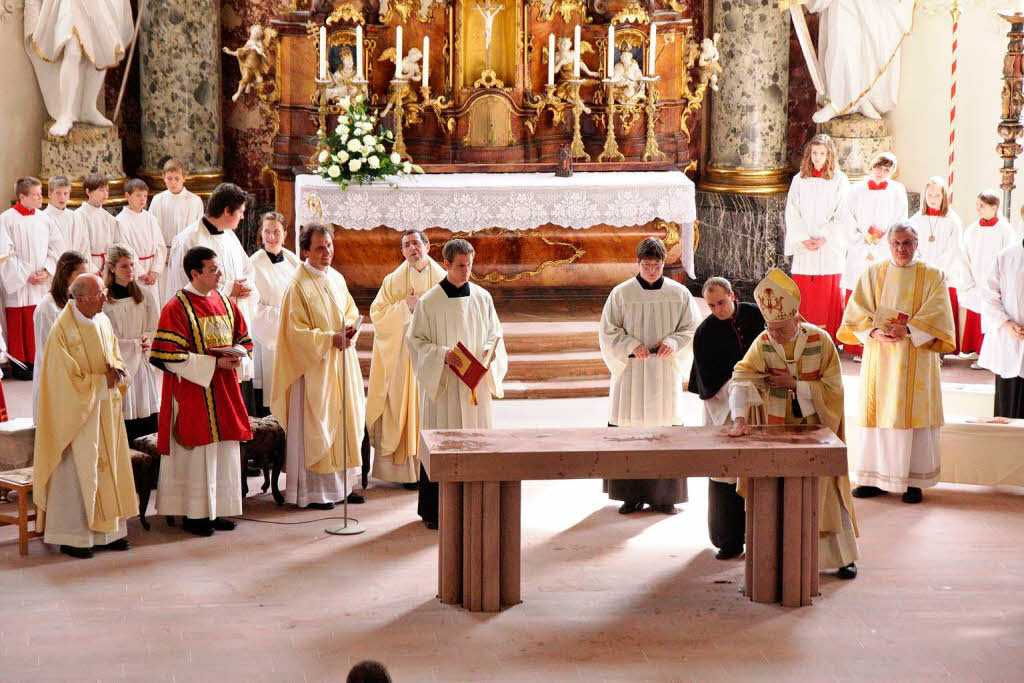 Der Erzbischof salbt den neuen Altar mit Chrisam, wodurch der Altar zum Symbol Christi wird.