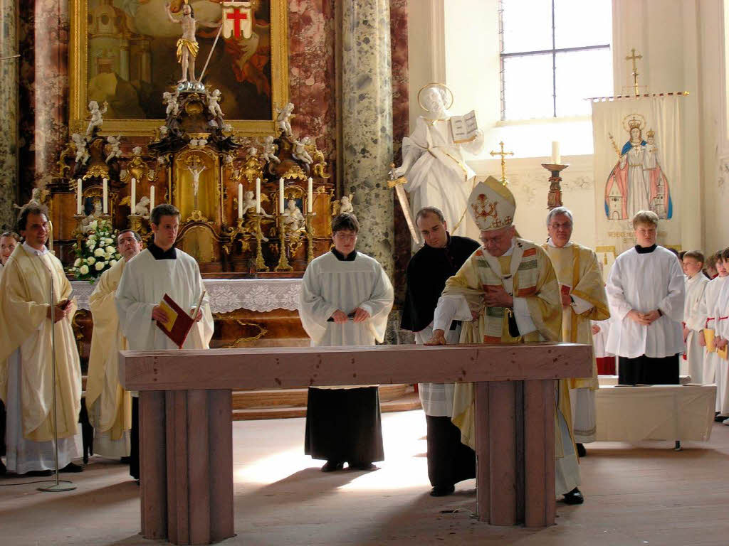 Der Erzbischof salbt den neuen Altar mit Chrisam, wodurch der Altar zum Symbol Christi wird.