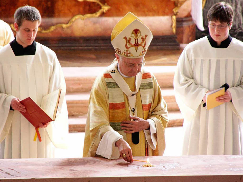 Erzbischof Zollitsch entzndet die Weihrauchhufchen auf dem neuen Altar.