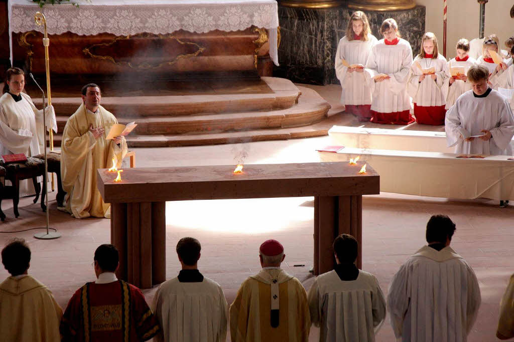 Das Verbrennen von Weihrauch auf dem Altar soll darauf hinweisen, dass die Gebete der Glubigen Gott angenehm sind und zu ihm emporsteigen.