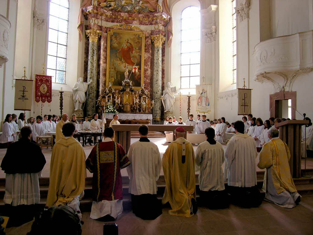 Gemeinsames Gebet vor dem Altar.