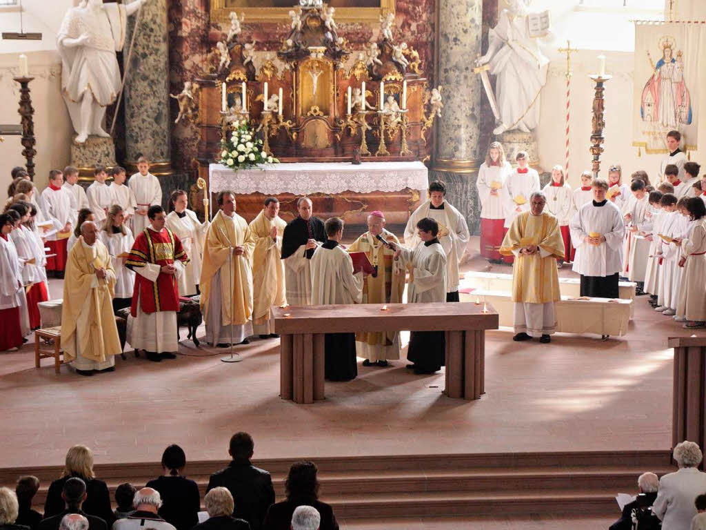 Der Erzbischof beim Weihegebet fr den neuen Altar.