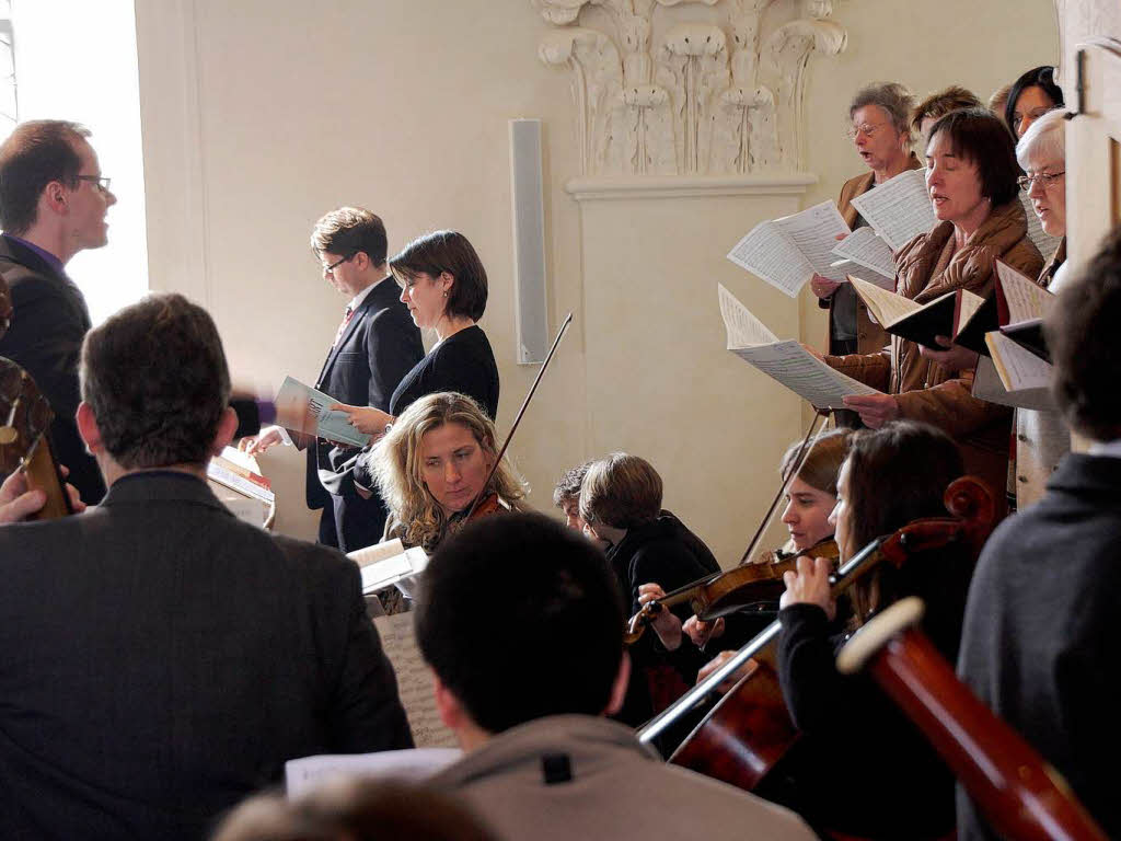 Chor und Instrumentalisten auf der Empore in Aktion.