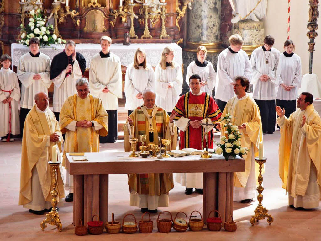 Gabenbereitung am neuen Altar durch den Erzbischof.