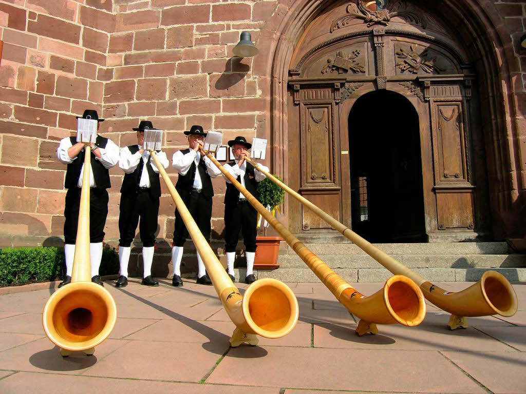 Sym-Badische Alphornblser vor dem Portal der Peterskirche.