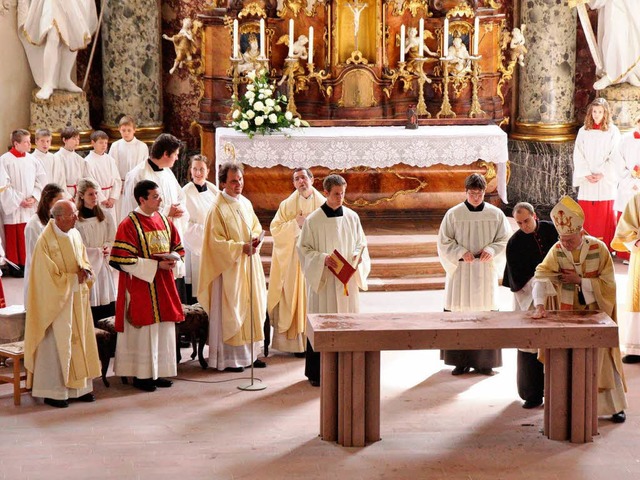 Erzbischof Zollitsch salbt den neuen Altar  | Foto: Martin Wendel