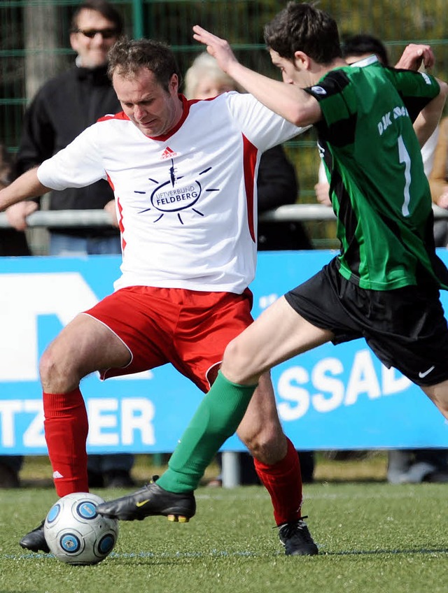 Laufduell: Hinterzartens Spielertraine... Manuel Lehrmann von der DJK Villingen  | Foto: Seeger