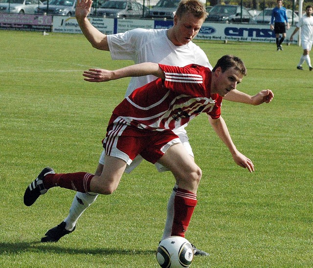 Groes Laufpensum: Mittelfeldspieler A...rombacher Treffer in Herbolzheim vor.   | Foto: claus zimmermann