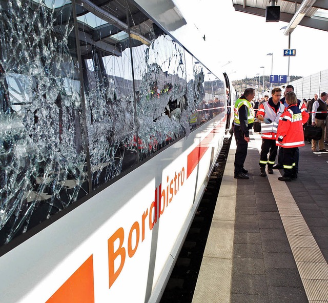 Der demolierte Zug im Bahnhof von Montabaur   | Foto: dpa/afp