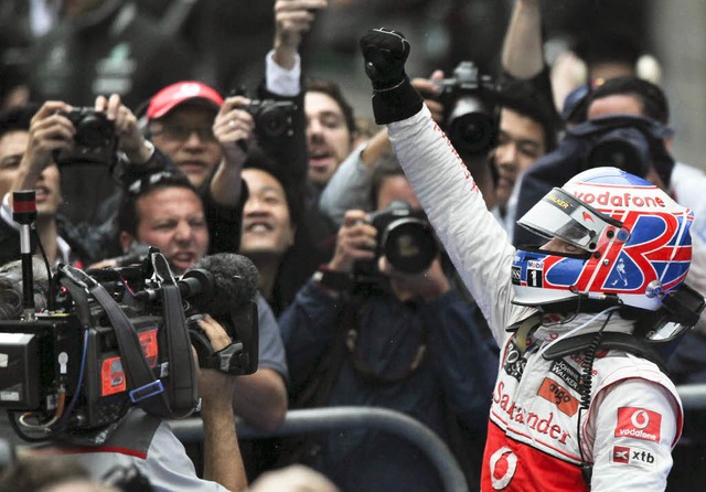 So sieht ein Sieger aus: Jenson Button lsst sich nach dem Rennen feiern.  | Foto: dpa