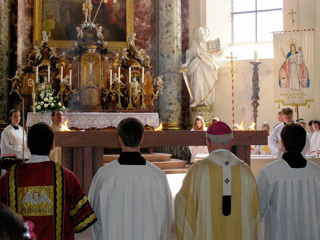 Das Verbrennen von Weihrauch auf dem Altar soll darauf hinweisen, dass die Gebete der Glubigen Gott angenehm sind und zu ihm emporsteigen.