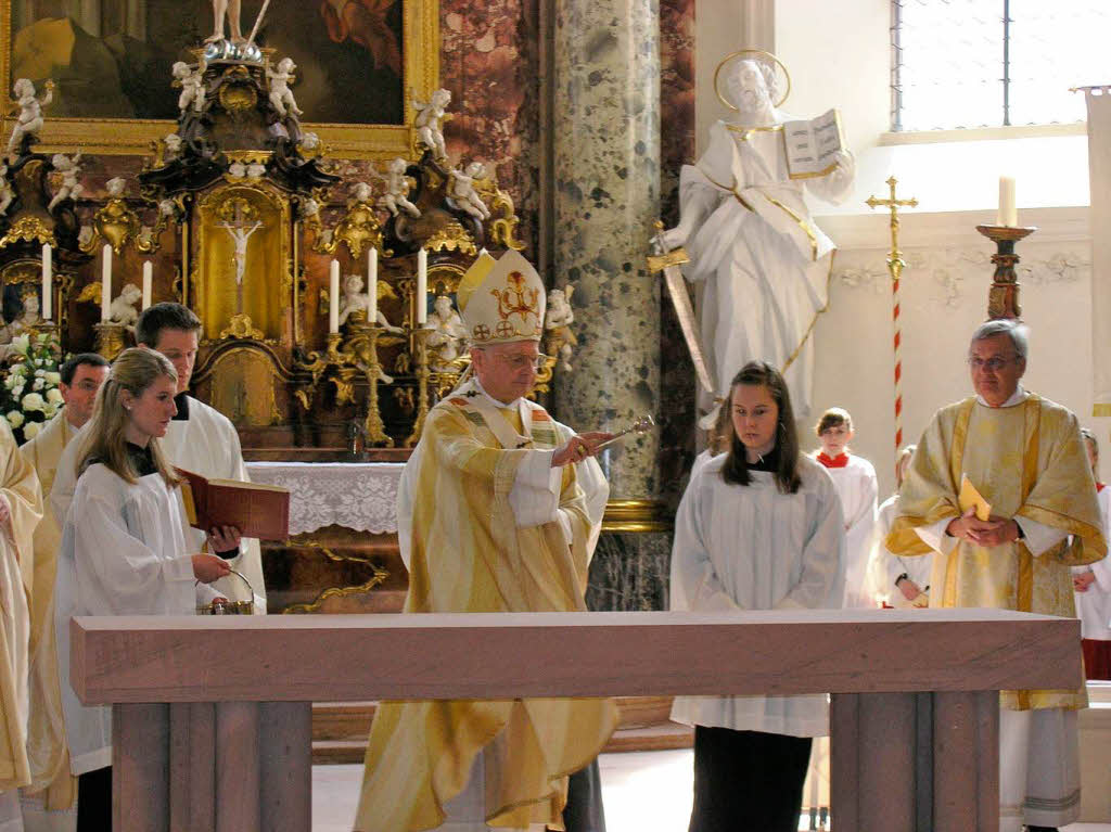 Erzbischof Zollitsch besprengt den neuen Altar mit gesegnetem Wasser.