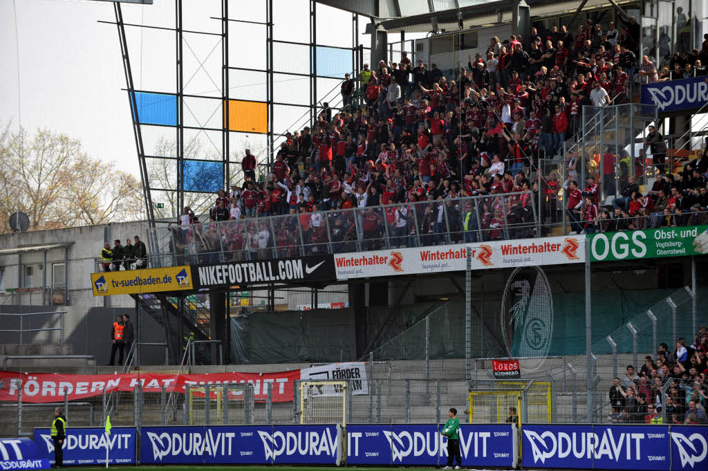 Viel Platz:  Die Nrnberger Fans drfen nach Ausschreitungen nicht im Gsteblock beim Auswrtsspiel in Freiburg stehen.