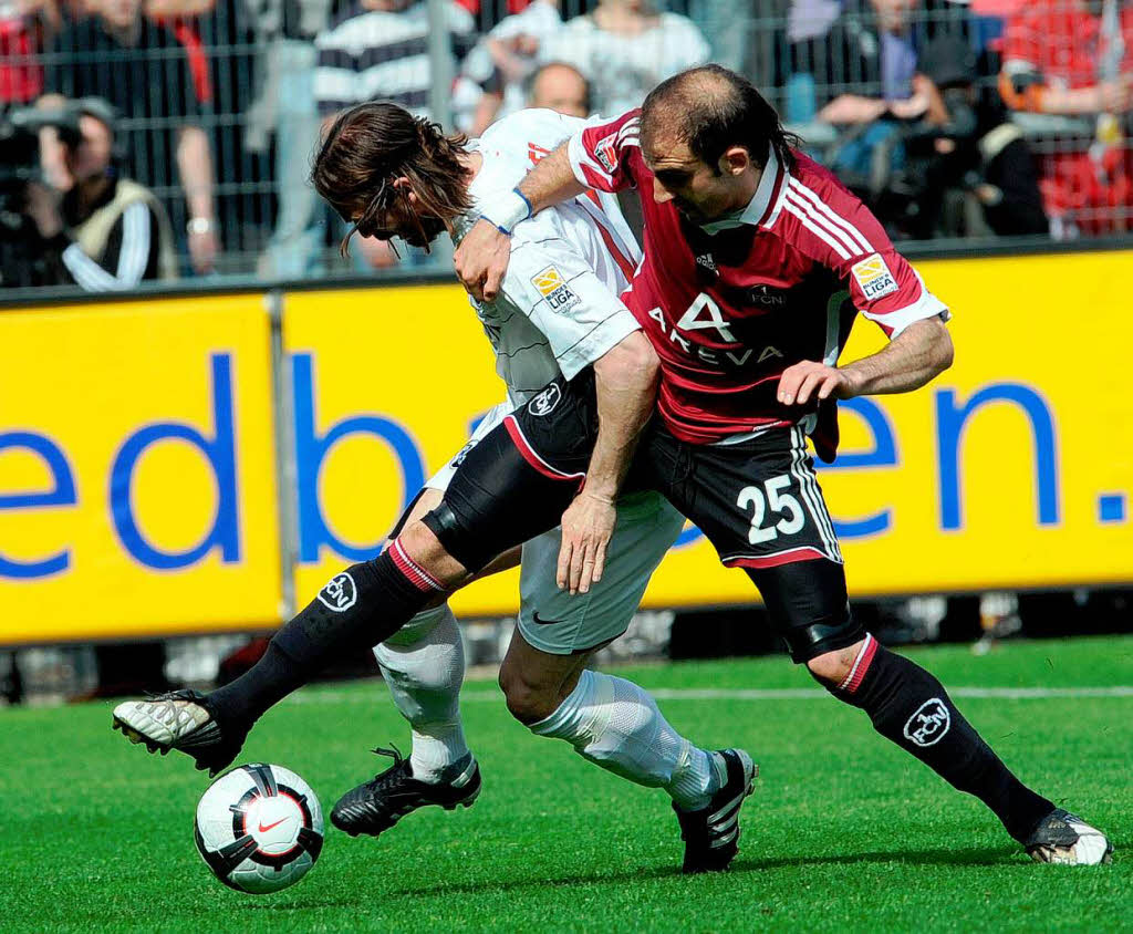 Jonathan Jger (l) von Freiburg kmpft mit Javier Pinola (r) von Nrnberg um den Ball.