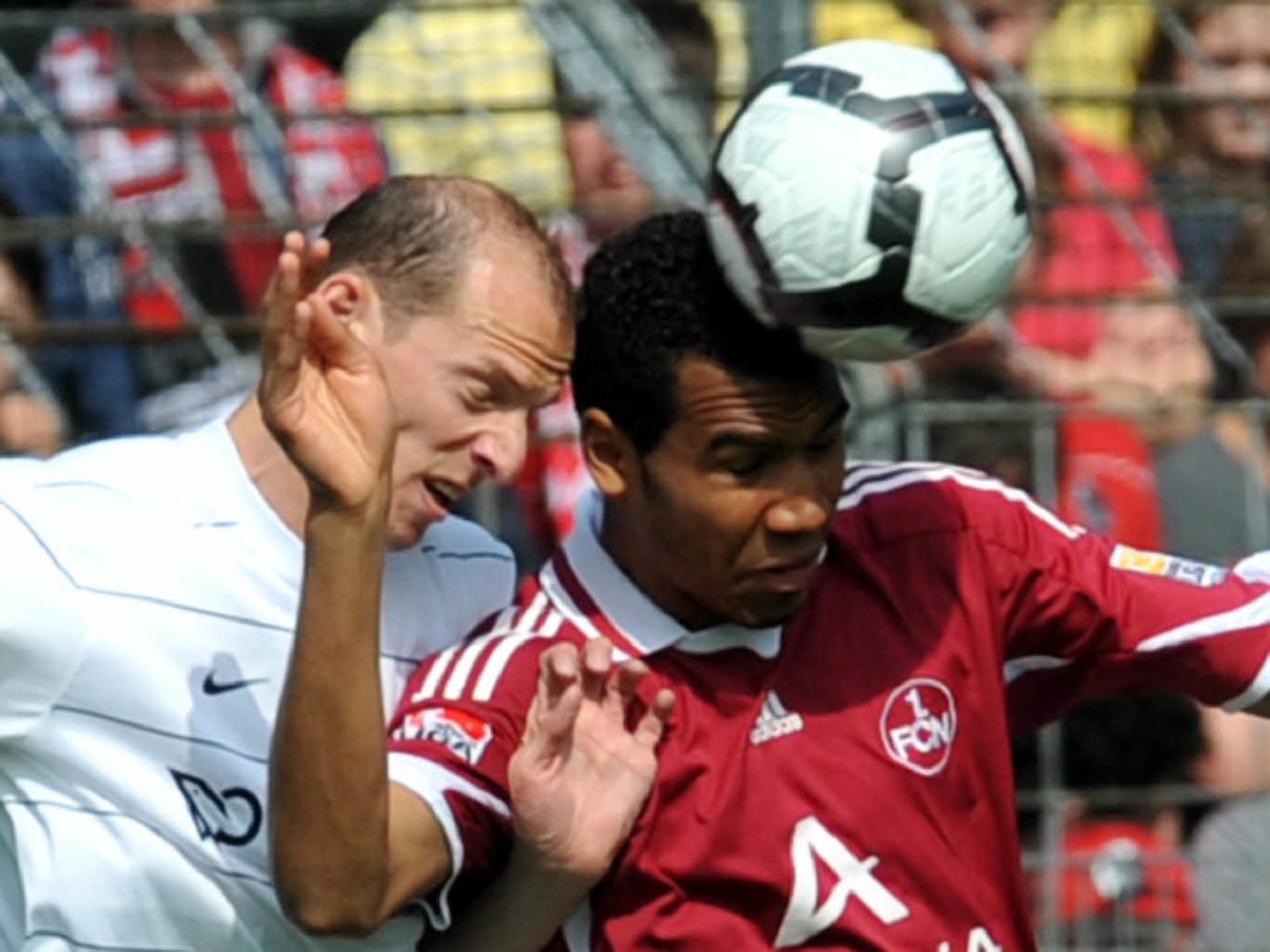 Oliver Barth vom SC Freiburg kmpft mit Eric Choupo-Moting (r) von Nrnberg um den Ball.