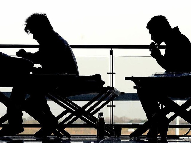 Langweile am Terminal: Flugreisende brauchen dieser Tage viel Geduld.  | Foto: dpa