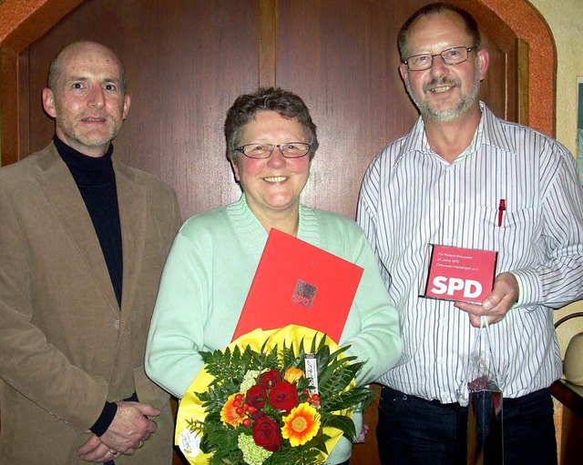 Auszeichnung von Hannelore Eisenbarth ...r (rechts).  Robert Arnitz gratuliert.  | Foto: SPD