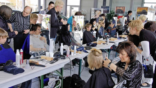 Gro war der Andrang  beim Benefiz-Haa...iseurinnung Mllheim im Autohaus Sum.   | Foto: Umiger