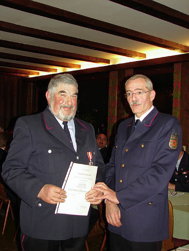 40 Jahre Feuerwehrmann: Wolfgang Kette...hr das Feuerwehrehrenzeichen in Gold.   | Foto: Christa Maier