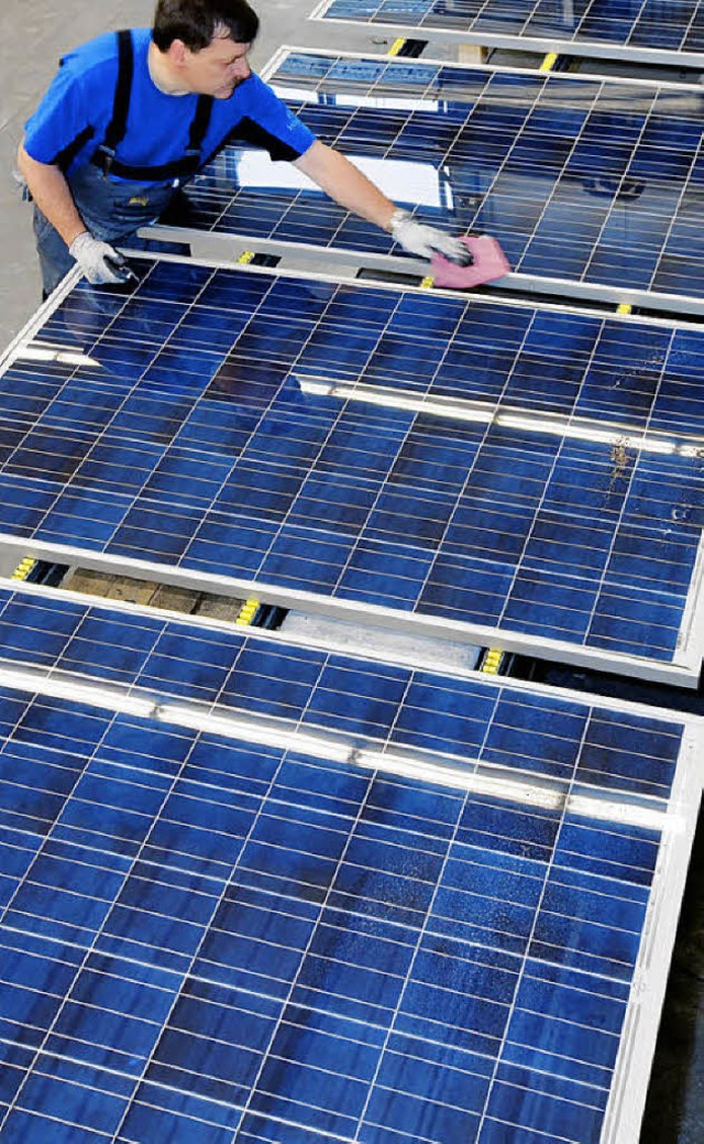 Wer darf Solaranlagen auf ffentliche Dcher stellen?   | Foto: dpa