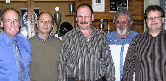 Gesangvereinsvorsitzender Walter Brunn...Kurbler und Dietmar Bauer (von links).  | Foto: Ines Bode