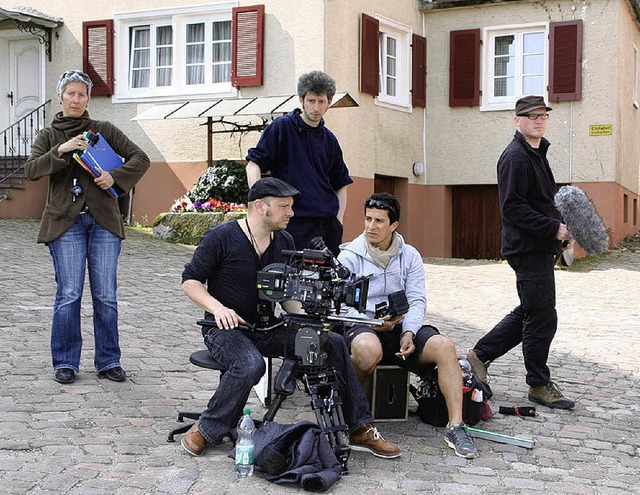 Beherrschen seit Tagen die Szenerie auf dem Kirchplatz: das Filmteam aus Berlin.  | Foto: Hiller