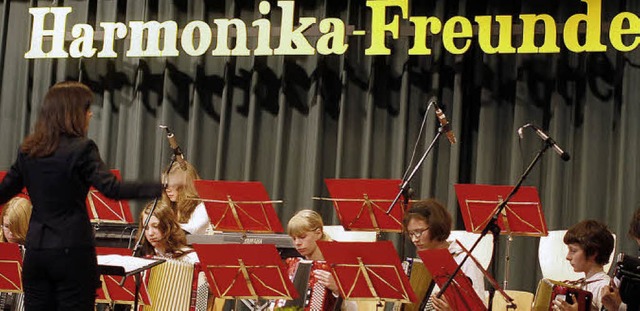 Das Jugendorchester der Harmonika-Freunde Hofweier lie die Balgen arbeiten   | Foto: Heidi Fssel