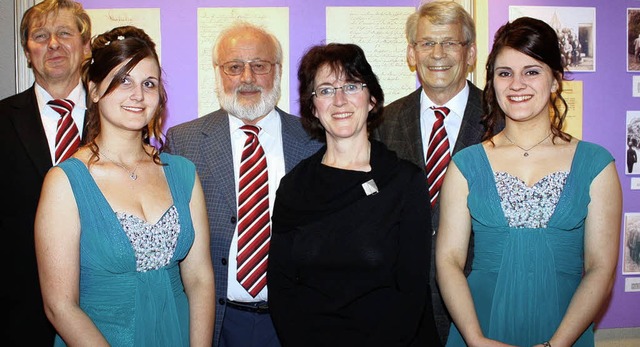 Gruppenbild bei der Ausstellung: Vorst... Dieter Kautzmann und Festdame Sabrina  | Foto: Regina Bernstein