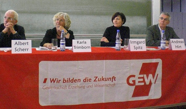 Kein Blatt vor den Mund nahmen die Teilnehmer der Podiumsdiskussion.  | Foto: weizenecker