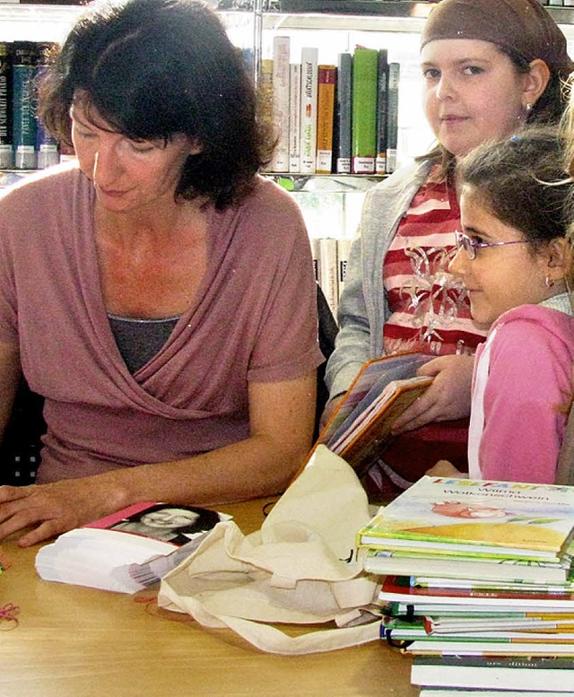 Kinderbuchautorin Barbara Zoschke las ...g vor Grundschlern in der Mediathek.   | Foto: gottstein