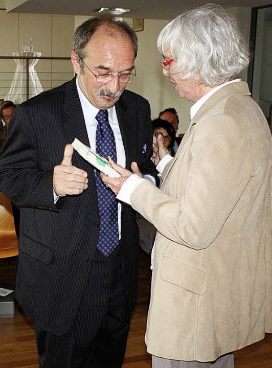 Beim Gemeindeempfang zu seinem  60. Ge...ein von Gernot Erler signiertes Buch.   | Foto: barbara schmidt