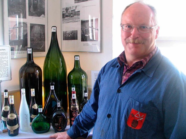 Kfer-Experte Wolfgang Sprich zeigt in...irch die Historie der Weinflasche auf.  | Foto: Ines Bode