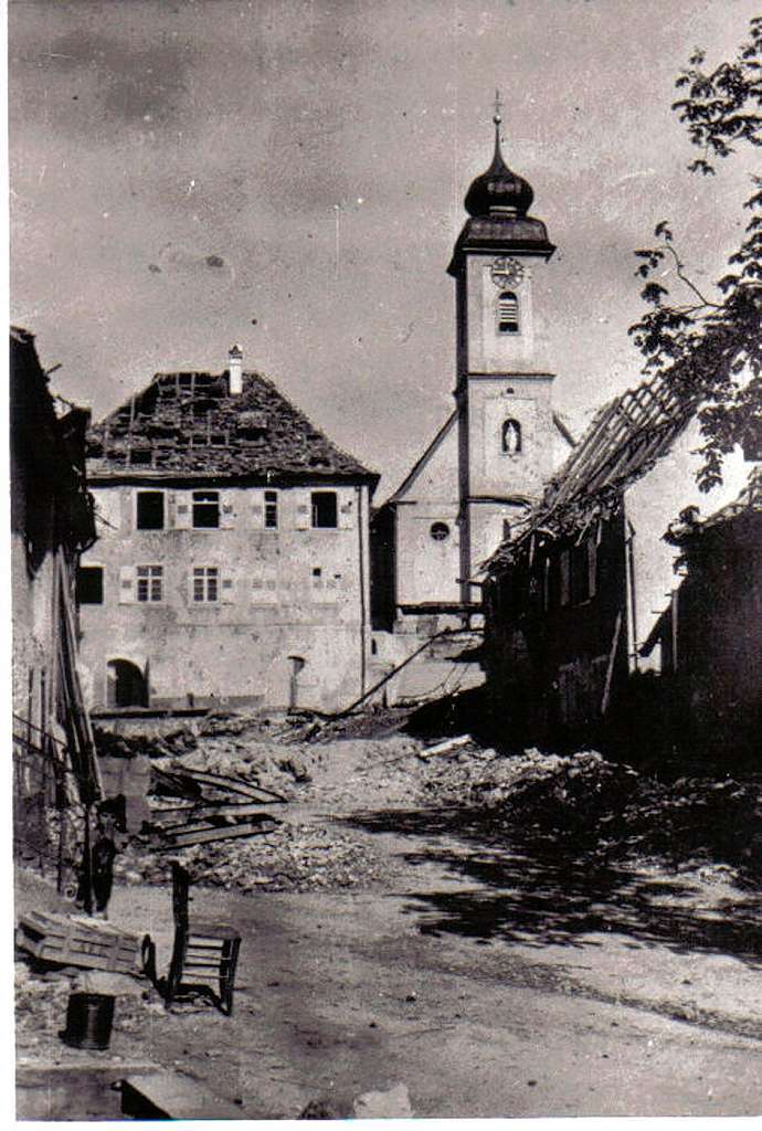 <Beschreibung>Kirche und Pfarrhaus in Bad Bellingen bei Kriegsende</Beschreibung>